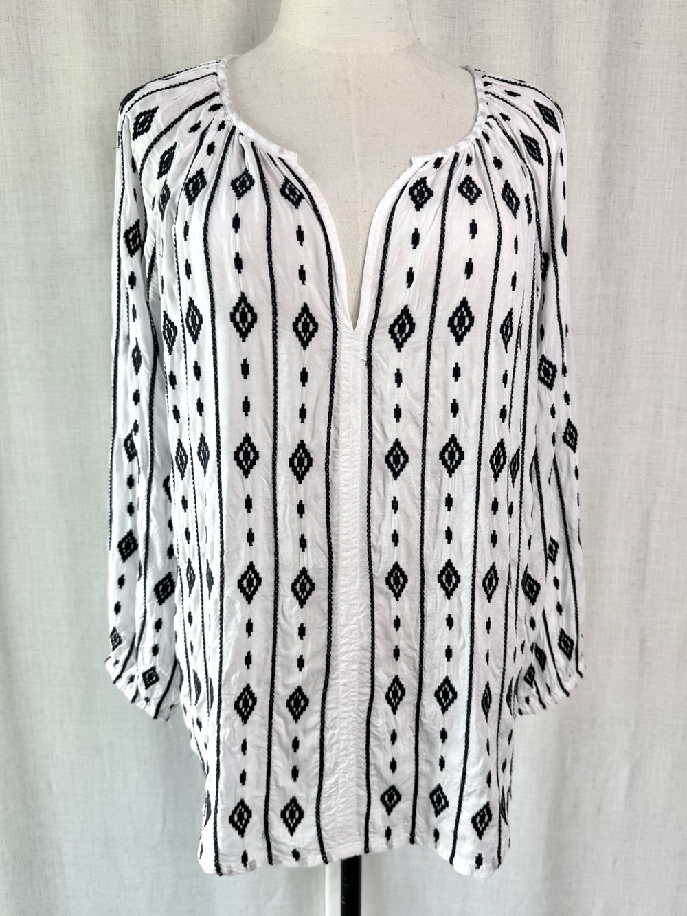 🌿Roller Rabbit Embroidered Geometric Print V-Neck Blouse White Black Size M